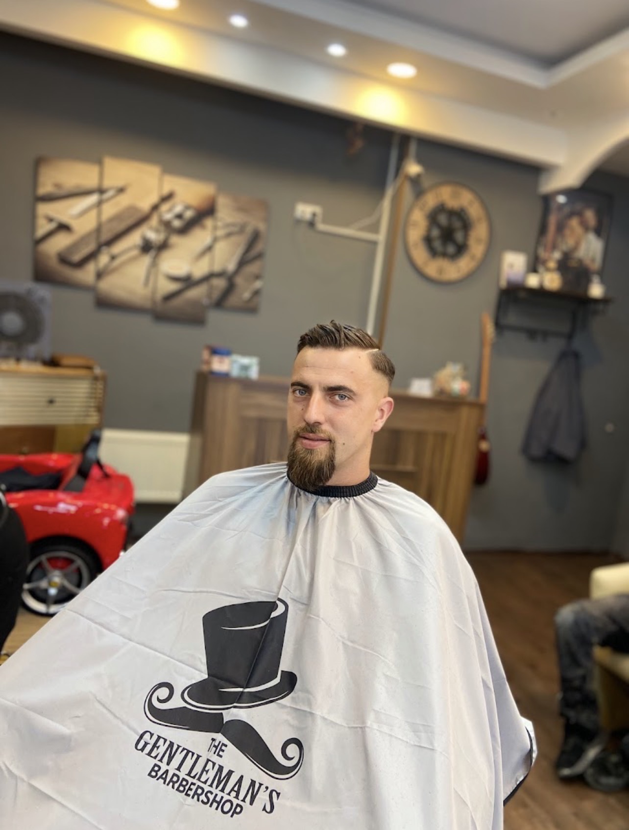 Kunde mit Fade Schnitt