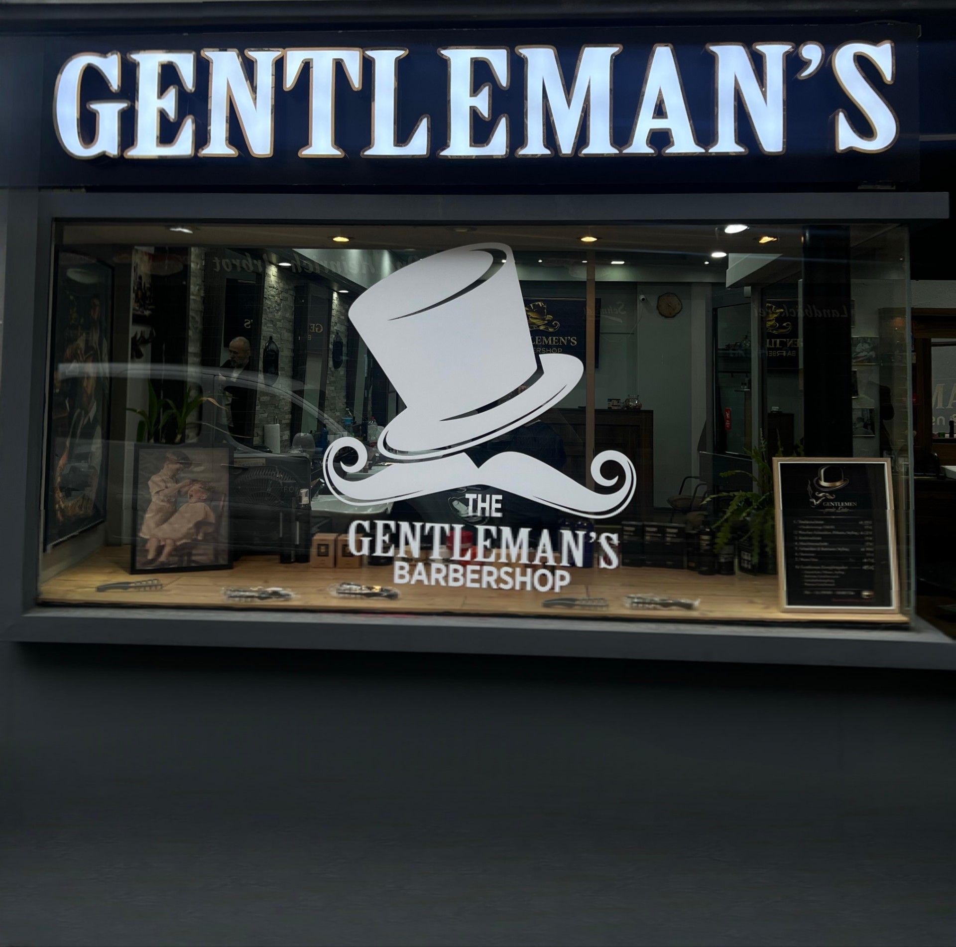 Schaufenster mit Logo